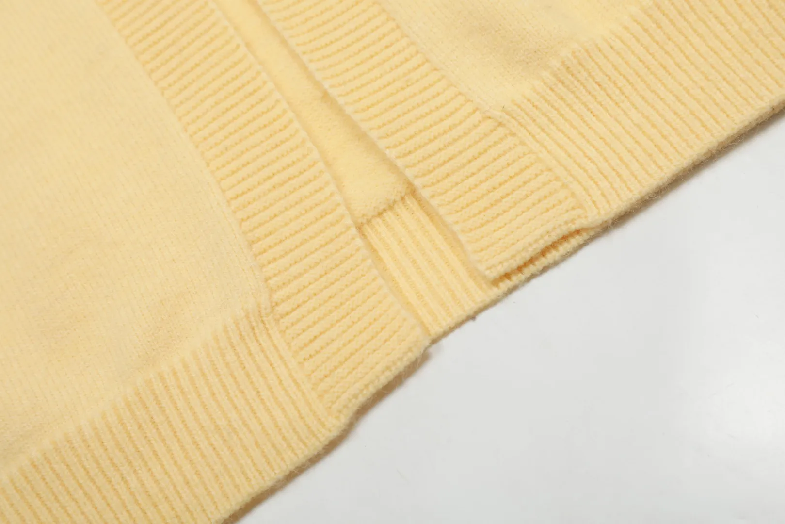 🅿️220 "Top quality" Style number: DS016# [Ralph Lauren V-neck solid color pony embroidered logo woolen knitted shawl cardigan] ✅Ralph Lauren Lazy‌oversize style basic classic versatile ten-color shawl cardigan ✅Main supplier platform live broadcast Wholesale entity Replenishment when out of stock No removal from shelves ✅ZP quality 1:1 version Scan the code to enter the GF website Counter quality ✅Details and quality are the only one in Guangzhou. Light luxury wool. Focus on high-end. Cost-effective. Good quality. Needless to say. ✅Restore the original version. Can wear 190 pounds. Loose, comfortable and stress-free. ✅Loose upper body, oversize and lazy style. Must-have style for goddess ootd. ✅Good-looking clothes are never picky. Recommended for goddess wardrobe. Taro Purple, Light Khaki, Chinese Red, Anchor Red
